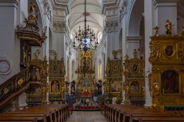 Lowicz, Polonya, 10 Ağustos 2024: Kutsanmış Bakire Meryem 'in Varsayımı Katedral Bazilikasının İçi ve Aziz Nicholas Lowicz, Poland.IMAGE