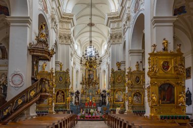Lowicz, Polonya, 10 Ağustos 2024: Kutsanmış Bakire Meryem 'in Varsayımı Katedral Bazilikasının İçi ve Aziz Nicholas Lowicz, Poland.IMAGE