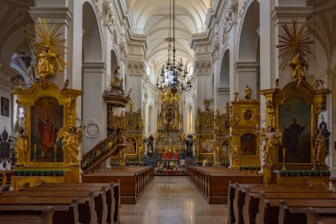 Lowicz, Polonya, 10 Ağustos 2024: Kutsanmış Bakire Meryem 'in Varsayımı Katedral Bazilikasının İçi ve Aziz Nicholas Lowicz, Poland.IMAGE