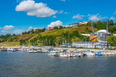 Plock, Polonya, 10 Ağustos 2024: Polonya 'nın Plock kasabasında güneşli bir günde liman.