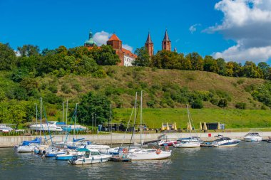 Plock, Polonya, 10 Ağustos 2024: Polonya 'nın Plock kasabasında güneşli bir günde liman.