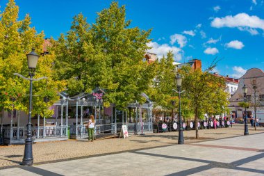 Plock, Polonya, 10 Ağustos 2024: Plock, Poland.IMAGE 'deki Stary Rynek Meydanı' nda yaz günü