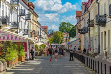 Plock, Polonya, 10 Ağustos 2024: Plock, Poland.IMAGE 'deki yaya caddesinde yaz günü