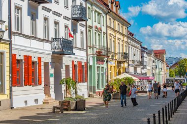 Plock, Polonya, 10 Ağustos 2024: Plock, Poland.IMAGE 'deki yaya caddesinde yaz günü
