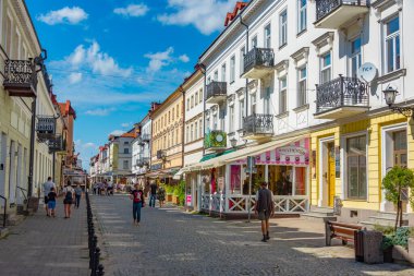 Plock, Polonya, 10 Ağustos 2024: Plock, Poland.IMAGE 'deki yaya caddesinde yaz günü