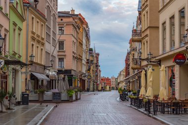 Torun, Polonya, 11 Ağustos 2024: Torun, Poland.IMAGE 'in merkezinde bir yayanın gün batımı manzarası