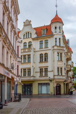Torun, Polonya, 11 Ağustos 2024: Torun, Poland.IMAGE 'in merkezinde bir yayanın gün batımı manzarası