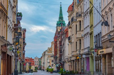 Torun, Polonya, 11 Ağustos 2024: Torun, Poland.IMAGE 'in merkezinde bir yayanın gün batımı manzarası