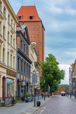 Torun, Polonya, 11 Ağustos 2024: Torun, Poland.IMAGE 'in merkezinde bir yayanın gün batımı manzarası