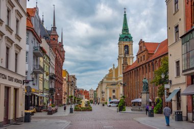 Torun, Polonya, 11 Ağustos 2024: Torun, Poland.IMAGE 'in merkezinde bir yayanın gün batımı manzarası