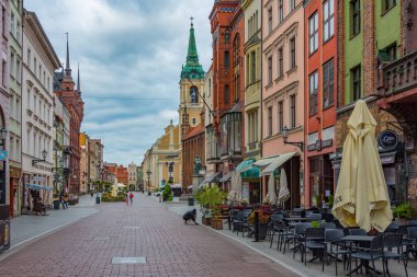 Torun, Polonya, 11 Ağustos 2024: Torun, Poland.IMAGE 'in merkezinde bir yayanın gün batımı manzarası