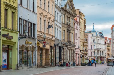 Torun, Polonya, 11 Ağustos 2024: Torun, Poland.IMAGE 'in merkezinde bir yayanın gün batımı manzarası