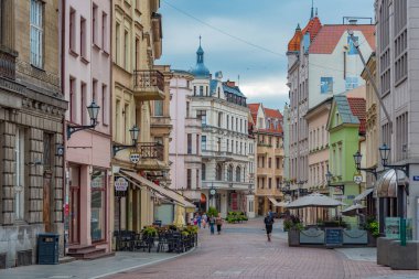 Torun, Polonya, 11 Ağustos 2024: Torun, Poland.IMAGE 'in merkezinde bir yayanın gün batımı manzarası