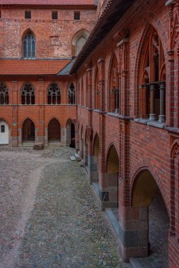 Malbork, Polonya, 11 Ağustos 2024: Poland.IMAGE Malbork kalesinin avlusu