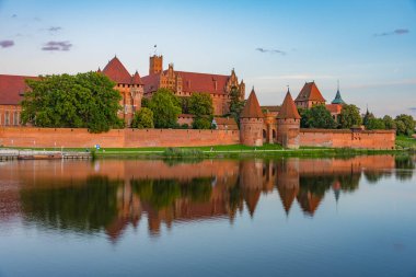 Poznan, Polonya, 15 Ağustos 2024: Adam Mickiewicz Anıtı ve Haziran 1956 'da Poznan, Poland.IMAGE