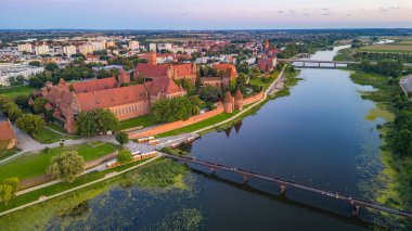 Poznan, Polonya, 15 Ağustos 2024: Adam Mickiewicz Anıtı ve Haziran 1956 'da Poznan, Poland.IMAGE