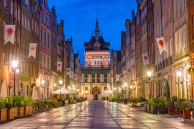 Gdansk, Polonya, 12 Ağustos 2024: Gdansk, Poland.IMAGE 'deki Dluga caddesinden Katownia' nın gündoğumu manzarası