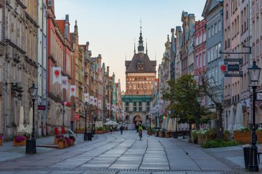 Gdansk, Polonya, 12 Ağustos 2024: Gdansk, Poland.IMAGE 'deki Dluga caddesinden Katownia' nın gündoğumu manzarası