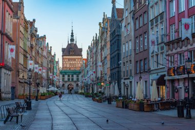 Gdansk, Polonya, 12 Ağustos 2024: Gdansk, Poland.IMAGE 'deki Dluga caddesinden Katownia' nın gündoğumu manzarası
