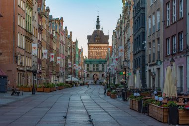 Gdansk, Polonya, 12 Ağustos 2024: Gdansk, Poland.IMAGE 'deki Dluga caddesinden Katownia' nın gündoğumu manzarası