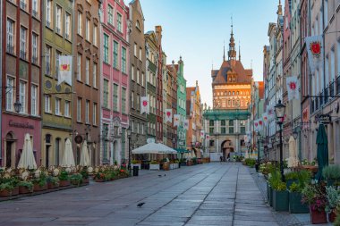 Gdansk, Polonya, 12 Ağustos 2024: Gdansk, Poland.IMAGE 'deki Dluga caddesinden Katownia' nın gündoğumu manzarası
