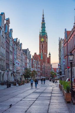 Gdansk, Polonya, 12 Ağustos 2024: Gdansk, Poland.IMAGE 'deki Dlugi Targ Meydanı' nın Gündoğumu