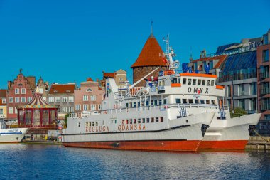 Gdansk, Polonya, 12 Ağustos 2024: Güneşli bir günde Gdansk limanı, Poland.IMAGE