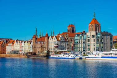 Gdansk, Polonya, 12 Ağustos 2024: Güneşli bir günde Gdansk limanı, Poland.IMAGE