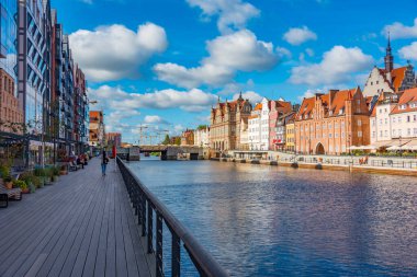 Gdansk, Polonya, 12 Ağustos 2024: Güneşli bir günde Gdansk limanı, Poland.IMAGE