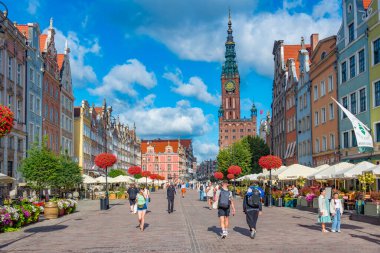Gdansk, Polonya, 12 Ağustos 2024: Gdansk, Poland.IMAGE 'deki Dlugi Targ Meydanı' nda yaz günü