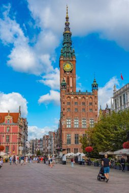 Gdansk, Polonya, 12 Ağustos 2024: Gdansk, Poland.IMAGE 'deki Dlugi Targ Meydanı' nda yaz günü