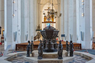 Gdansk, Polonya, 12 Ağustos 2024: Gdansk, Poland.IMAGE 'de Aziz Meryem Bazilikası' nın Kutsal Bakire Meryem 'in Zemini' nin İçi