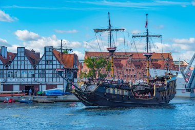 Gdansk, Polonya, 12 Ağustos 2024: Güneşli bir günde Gdansk 'ta turizm gemisi, Poland.IMAGE