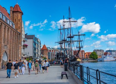 Gdansk, Polonya, 12 Ağustos 2024: Güneşli bir günde Gdansk limanı, Poland.IMAGE