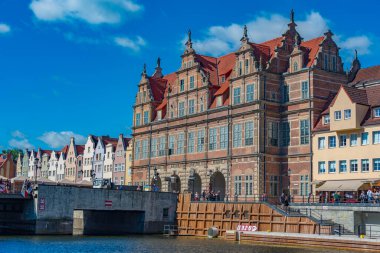 Gdansk, Polonya, 12 Ağustos 2024: Güneşli bir günde Gdansk 'ta yeşil kapılı liman, Poland.IMAGE