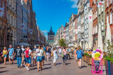 Gdansk, Polonya, 12 Ağustos 2024: Katownia binası Gdansk, Poland.IMAGE 'deki Dluga Caddesi' nden izlendi