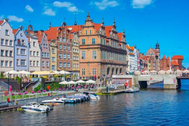 Gdansk, Polonya, 12 Ağustos 2024: Güneşli bir günde Gdansk 'ta yeşil kapılı liman, Poland.IMAGE