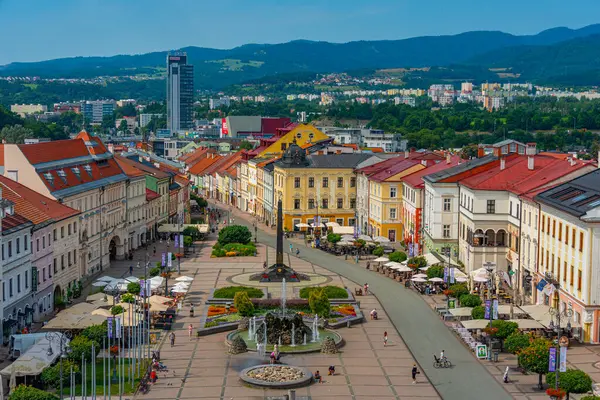 Banska Bystrica, Slovakya, 17 Temmuz 2024: Slovak Ulusal Ayaklanma meydanının saat kulesinden görünüşü.