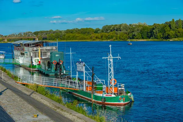 Torun, Polonya, 10 Ağustos 2024: Torun, Poland.IMAGE 'da Vistula nehrinin nehir kenarındaki tekneler