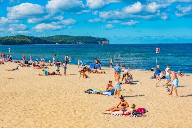 Sopot, Polonya, 12 Ağustos 2024: Sopot, Poland.IMAGE plajındaki insanlar