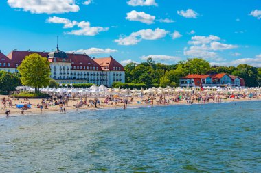 Sopot, Polonya, 12 Ağustos 2024: Sopot, Poland.IMAGE plajlı lüks bir otel