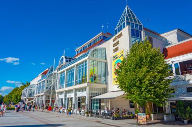 Sopot, Polonya, 12 Ağustos 2024: Sopot, Poland.IMAGE 'da bir meydanda yaz günü