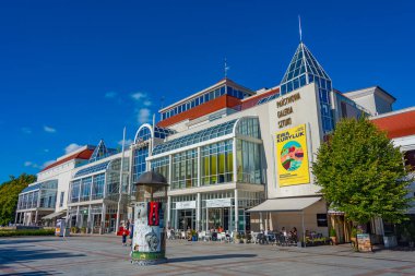 Sopot, Polonya, 12 Ağustos 2024: Sopot, Poland.IMAGE 'da bir meydanda yaz günü