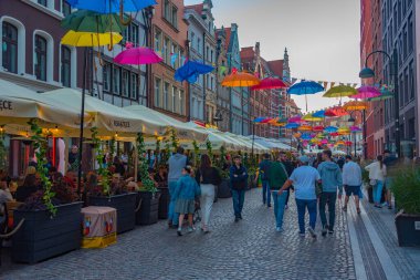 Gdansk, Polonya, 12 Ağustos 2024: Gdansk, Poland.IMAGE 'de asılı şemsiyeli ticari cadde