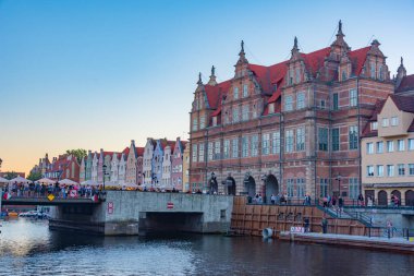 Gdansk, Polonya, 12 Ağustos 2024: Gün batımında Gdansk 'ta yeşil kapılı liman, Poland.IMAGE
