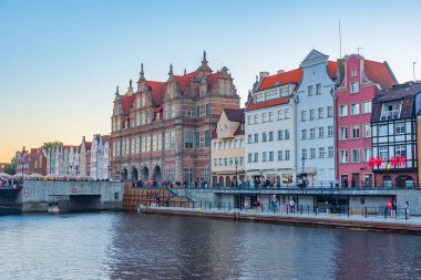 Gdansk, Polonya, 12 Ağustos 2024: Gün batımında Gdansk 'ta yeşil kapılı liman, Poland.IMAGE