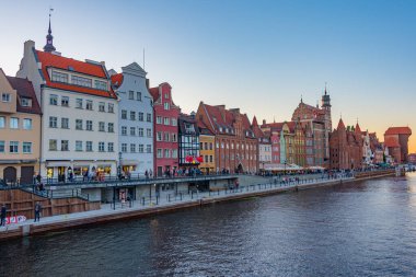 Gdansk, Polonya, 12 Ağustos 2024: Gün batımında Gdansk Rıhtımı, Poland.IMAGE