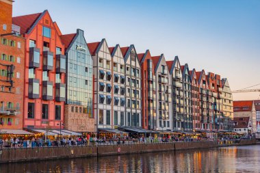 Gdansk, Polonya, 12 Ağustos 2024: Gün batımında Gdansk Rıhtımı, Poland.IMAGE