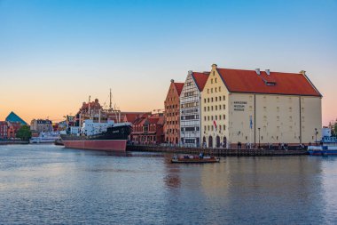 Gdansk, Polonya, 12 Ağustos 2024: Gdansk, Poland.IMAGE 'deki ulusal deniz müzesinin günbatımı