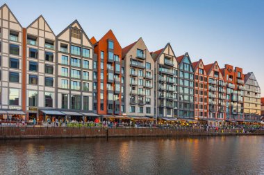 Gdansk, Polonya, 12 Ağustos 2024: Gün batımında Gdansk Rıhtımı, Poland.IMAGE